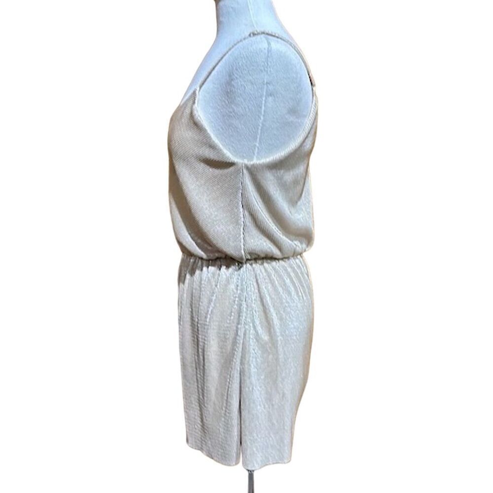 Everly Women's Gold Metallic Sleeveless Romper Size M - NWOT - Picture 2 of 6